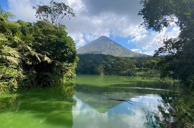 Liberia Airport to Arenal Volcano and Hot Springs Private Transport Service